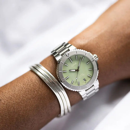 Oris Aquis 01-733-7770-4157-07-8-18-05P Date Ladies Green Mother Of Pearl Dial Stainless Steel Strap