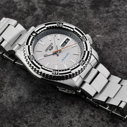 Seiko 5 Sports SRPK09K1 SKX Sports Style Rally Driver Silver Dial St. Steel Strap Special Edition