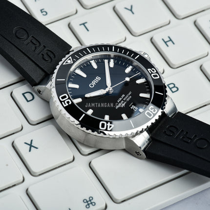 Oris Aquis 01-733-7732-4134-07-4-21-64FC Date Black Dial Black Rubber Strap