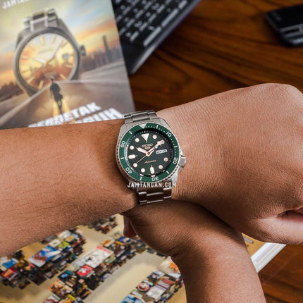 Seiko 5 Sports SRPD63K1 5KX Hulk SKX Sports Style Automatic Green Dial Stainless Steel Strap