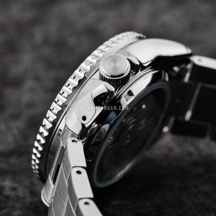 Seiko 5 Sports SRPK09K1 SKX Sports Style Rally Driver Silver Dial St. Steel Strap Special Edition