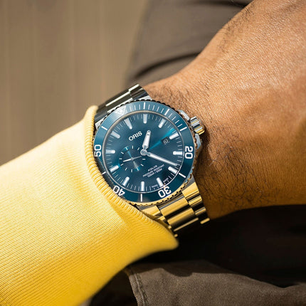 Oris Aquis 01-743-7733-4155-07-8-24-05PEB Divers Small Second Date Blue Dial Stainless Steel Strap