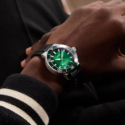 Oris Aquis 01-400-7763-4157-07-4-24-74EB Date Calibre 400 Men Green Dial Black Rubber Strap