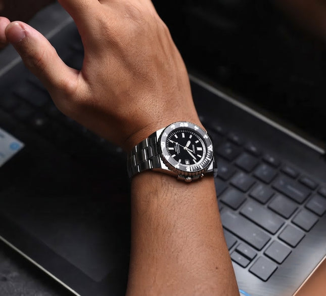 Seiko Kinetic SKA013P1  Black Dial Stainless Steel Band